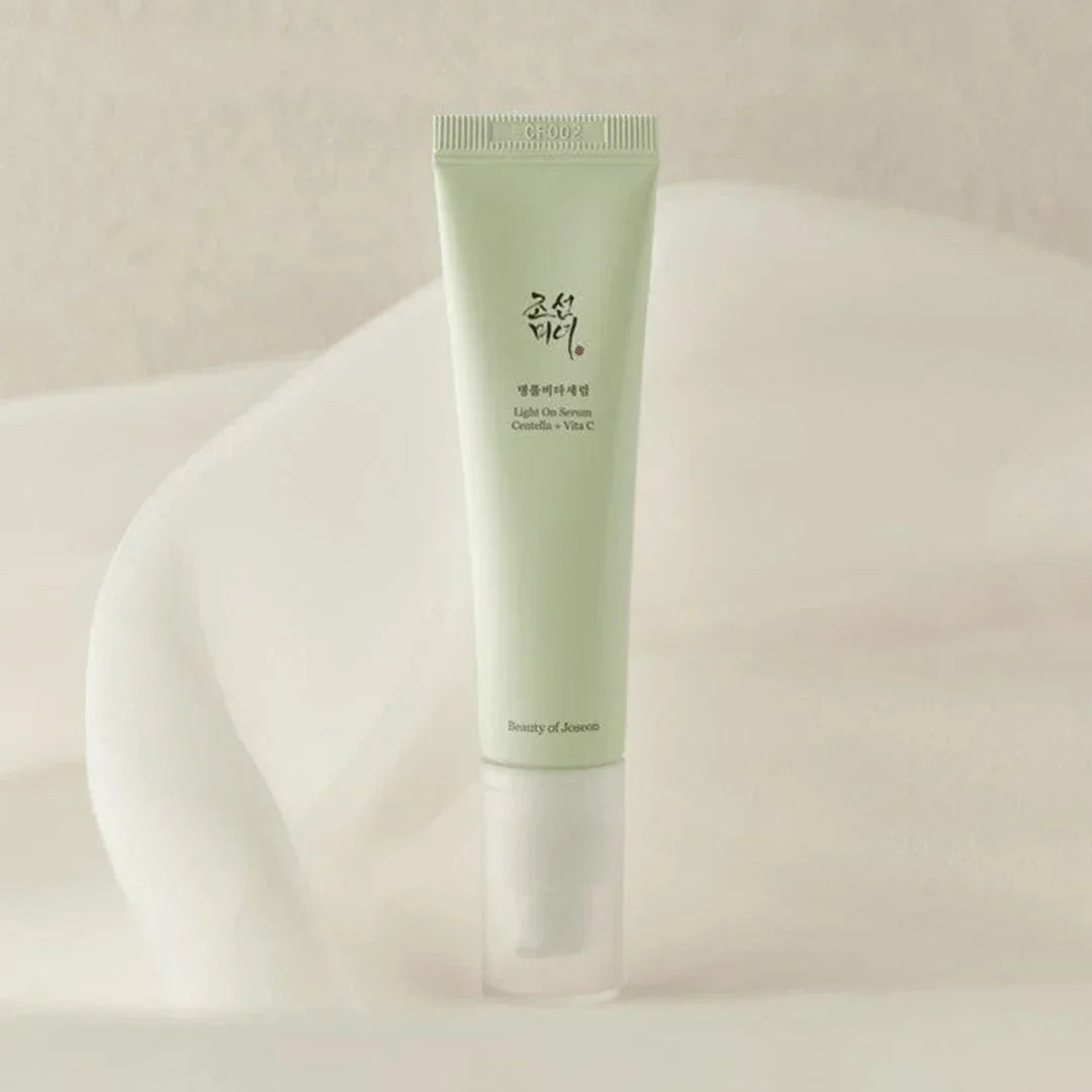 Light On Serum : Centella + Vita C 30ml - Banana is white